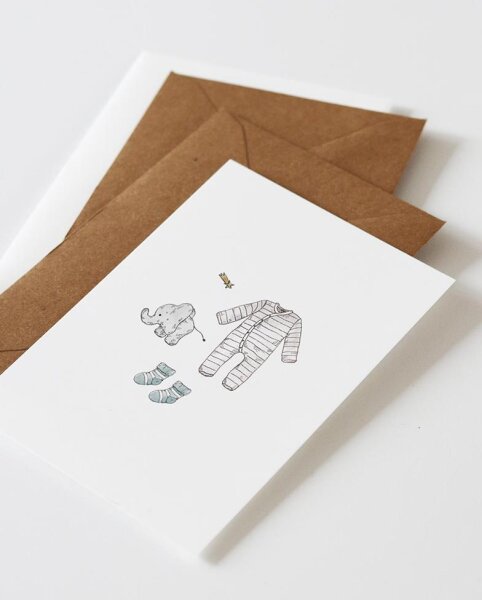 Postkarte "Elefant, Strampler & blaue Socken" von Inkylines