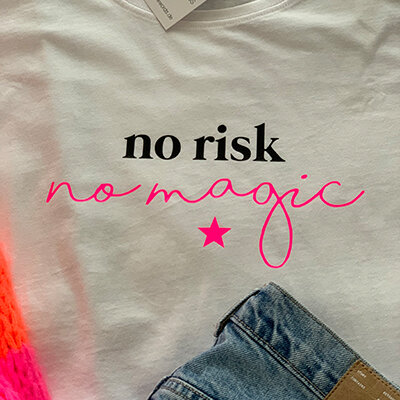 Oversize-Tshirt "no risk no magic" neonpink von Mellow Words