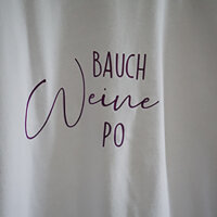 Oversize-Tshirt "Bauch Weine Po" neonlila von Mellow Words