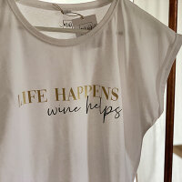 Oversize-Tshirt "Life happens wine helps"...