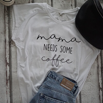 Oversize-Tshirt "mama needs some coffee" schwarz von Mellow Words