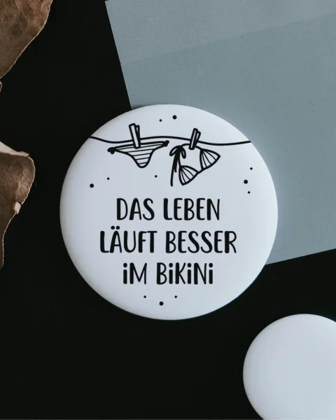 Magnet "Das Leben läuft besser im Bikini" groß von Heldenglück