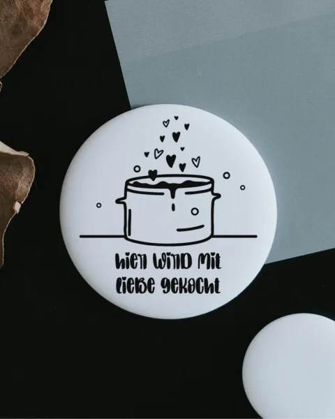 Magnet "Hier wird miit Liebe gekocht" groß von Heldenglück