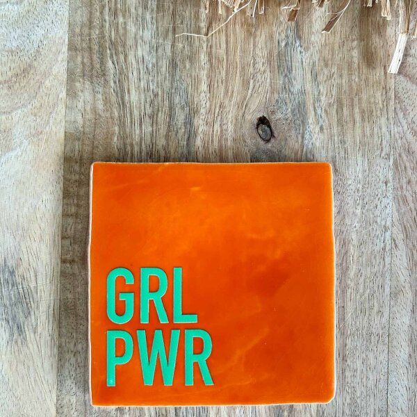 Bunte Fliese "GRL PWR" von Yett