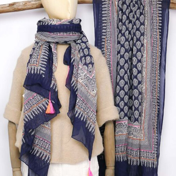 Baumwolltuch im Blockprint "Kleines Muster auf dunkelblau mit Neondetails" von Sarah & Sally