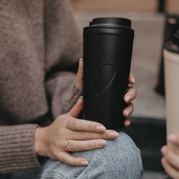 To go Becher Herz schwarz von Eulenschnitt