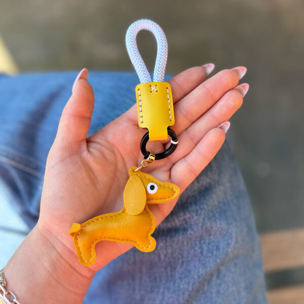 Dackel-Anhänger mit Paracord-Schlaufe gelb