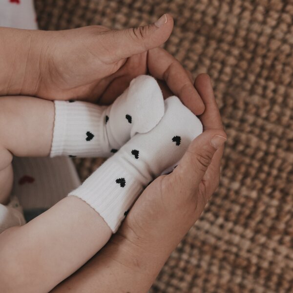 Babysocken "Allover Herzen schwarz" von Eulenschnitt 16-18