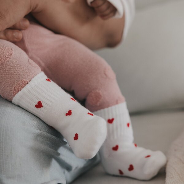 Babysocken "Allover Herzen rot" von Eulenschnitt 16-18